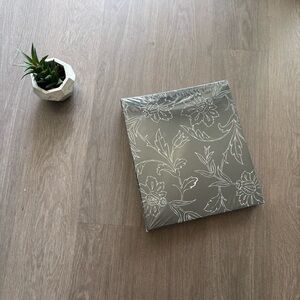NWT Black and White Floral Patterned Photo Album